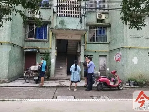 Bàng hoàng phát hiện người đàn ông đã chết nhiều này từ vết màu đỏ thẫm kỳ lạ dính trên tường 