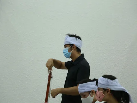 Điềm báo chết chóc từ tờ giấy bà chủ nhà nghỉ để lại cho con trai khiếm thính trước khi bị giết