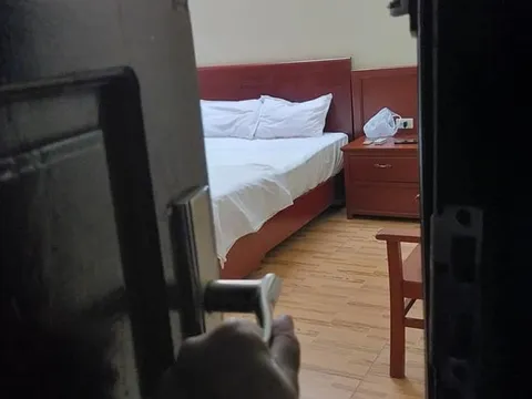 Bạn thân nhắn tin khoe đang ngủ với chồng, vợ bình tĩnh làm 1 điều khiến ả rối rít cầu xin