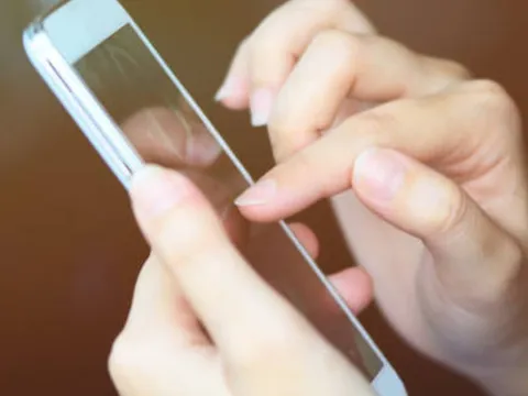 Kinh hoàng chồng trút 15 nhát dao vào người vợ vì nghi nằm giường bấm điện thoại nhắn tin cho trai