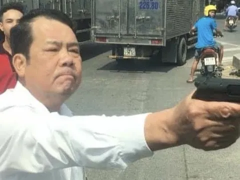 Chân dung người đàn ông đi ô tô con, rút vật giống súng dọa `bắn vỡ sọ` tài xế vì... không cho vượt