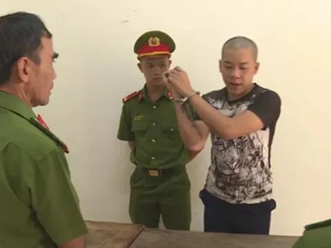 Gã thanh niên cầm rựa chém cậu họ liên tiếp vì vài lời nói qua lại trên bàn nhậu