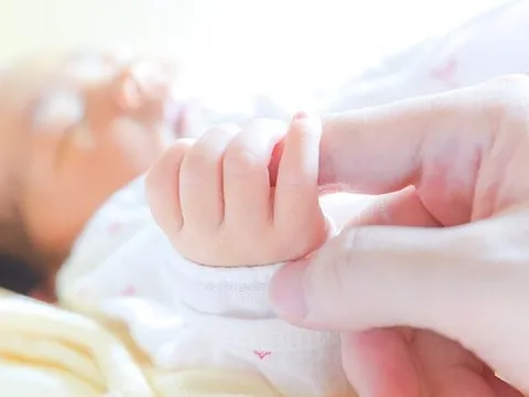 Bố nhẫn tâm bán đứt con gái 3 tháng tuổi lấy tiền sắm điện thoại, xe máy để đi khoe mẽ khắp nơi