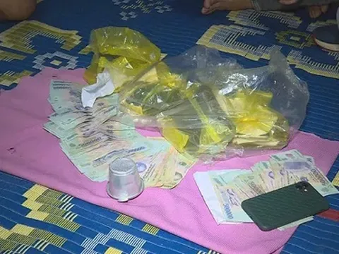 Lật tẩy chiêu bỏ 4 vỏ hạt dưa vào phin cà phê để xóc và cá cược ăn tiền của nhóm người ở Đắk Lắk
