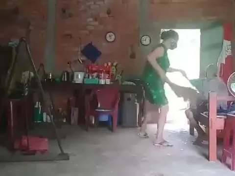 Clip cụ bà bị đổ phân lên đầu, đánh đập dã man ở Long An: Kẻ bạo hành nghi là con gái