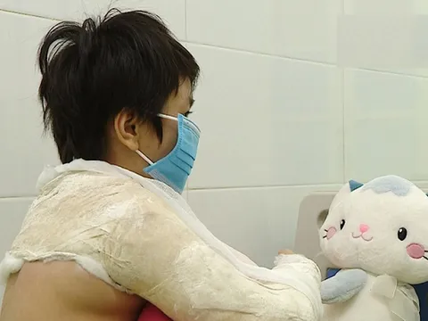 Lời kể nhói lòng của bé gái 6 tuổi bị bố đẻ bạo hành: `Bố đánh con gãy tay, bố bảo đánh cho chừa`