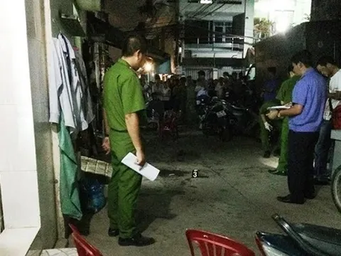 Chồng trút mưa dao lên người vợ vì ghen rồi về nhà cố thủ uống thuốc diệt chuột để tự tử