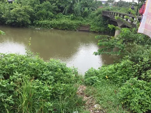 Giận vợ không gửi tiền về, bố ôm 2 con nhảy kênh tự tử lại còn nổi điên đánh người muốn cứu mình 