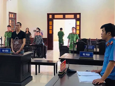 Sau câu nói `chú là hiệu trưởng đây`, gã dâm tặc lao vào sàm sỡ nữ sinh lớp 5 ngay tại nhà vệ sinh