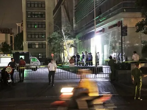 Bí ẩn mẩu giấy ghi dòng chữ 'We are not die' ở hiện trường vụ 2 người rơi từ tầng 35 xuống đất chết