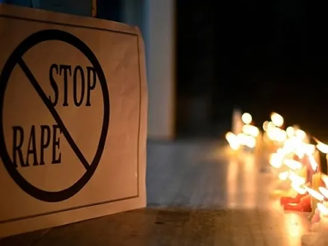 Lợi dụng sự `nhẹ dạ cả tin` của cụ bà 86 tuổi, gã dâm tặc dụ dỗ đi đòi nợ rồi chở ra đồng hãm hiếp