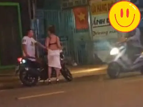 Bị bạn trai đòi quà vì không chịu đi nhà nghỉ, cô gái lột váy trả luôn giữa đường
