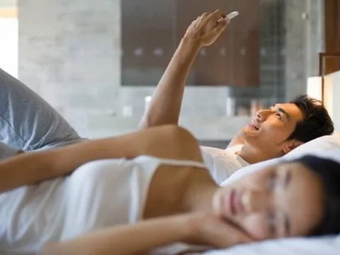 Từ những clip đánh ghen ồn ào trên MXH: Làm thế nào để nhận biết chồng ngoại tình?