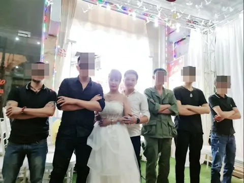 'Cô dâu 63 tuổi' tổ chức kỷ niệm tiệc cưới hoành tráng: Mặc váy trắng tự tin tiếp khách
