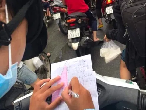 Tâm bất biết giữa dòng đời vạn biến: Nữ sinh khiến CĐM cười bò vì hành động này khi kẹt xe