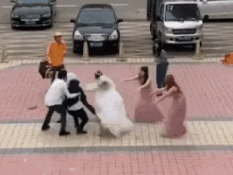 Cô dâu trẻ bất ngờ xông vào đánh chú rể trong đám cưới khiến nhiều người hoảng sợ