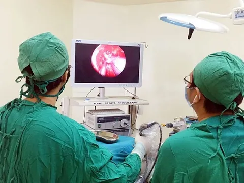 Sống tới 85 tuổi, cụ bà Cần Thơ mới phát hiện dạ dày nằm ở lồng ngực