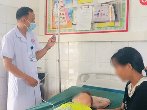 Trẻ ngộ độc hóa chất do ăn nhầm kẹo tẩm thuốc diệt kiến ở Hà Giang