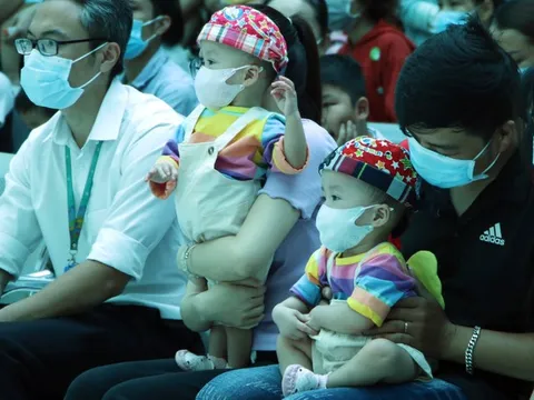 Khoảnh khắc vui Tết Trung thu đầu tiên của Trúc Nhi - Diệu Nhi trong hình hài mới