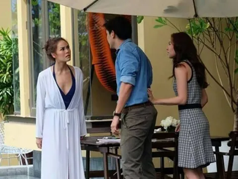 Vợ phát điên khi tận mắt thấy chồng thông tắc sữa giúp cô bạn thân