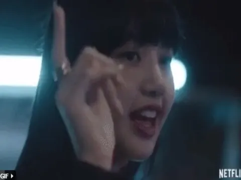 Lisa "lỡ" pr cho sản phẩm mới của BLACKPINK trong phìm tài liệu Netflix hé lộ 1 single hot hit mới? 