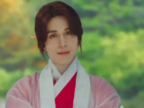 Lee Dong Wook diện cây hồng sến rệt trong "Bạn trai tôi là hồ ly", may được visual đỉnh cao kéo lại