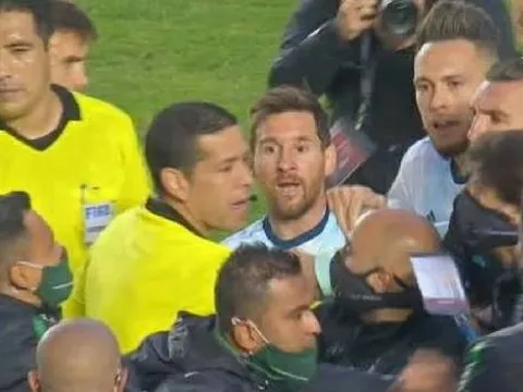 Messi xô xát với cầu thủ Bolivia, Aguero lại xui... `Cho hắn phát vào cằm!`