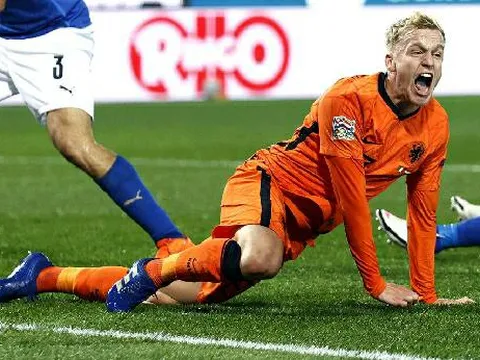 Đã đến lúc MU thả "con thú bị xích" Van de Beek