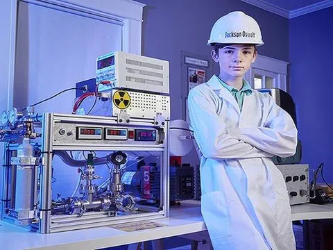 Con nhà người ta trong truyền thuyết: 12 tuổi chế tạo thành công ... lò phản ứng hạt nhân tại gia