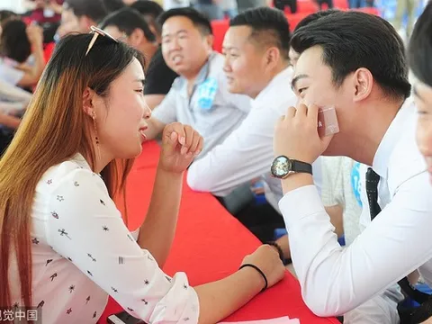 Buổi đầu hẹn hò, cô gái kéo theo 23 người đi 'ăn ké' khiến bạn trai 'xanh mặt' rồi nhận kết đắng