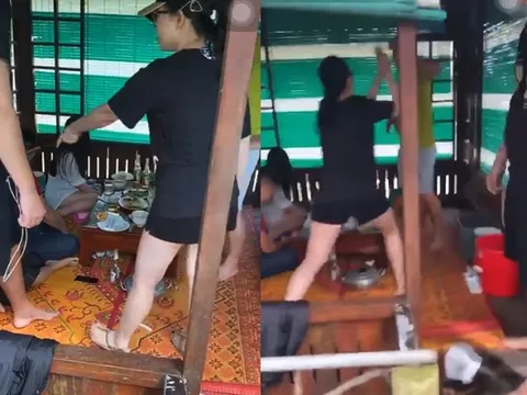 Clip: Chồng và đám bạn đi nhậu còn gọi 'tay vịn' bị vợ cầm gậy 3 khúc xử đẹp tại trận