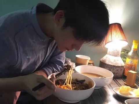 Mắc 4 thói quen sai lầm khi đi ngủ, đừng hỏi vì sao cân nặng vẫn tăng ầm ầm