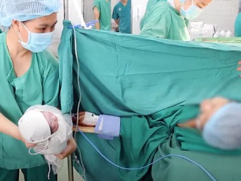 Bác sĩ chạy đua suốt hơn 3 tháng cứu mẹ con sản phụ 18 tuổi mắc ung thư vòm họng