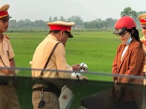 Chuyện tình đẹp như phim Hàn Quốc của cô gái bị CSGT phạt vì lỗi không có gương chiếu hậu