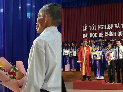 Nghẹn ngào câu chuyện người cha già khắc khổ ôm bó hoa sau cánh gà tặng con thủ khoa