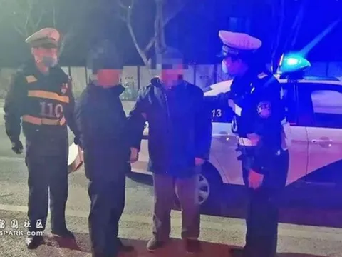 Cụ ông giận vợ bỏ nhà đi vì 30 năm chưa từng được cầm thẻ lương đã thế vợ còn nấu ăn mặn