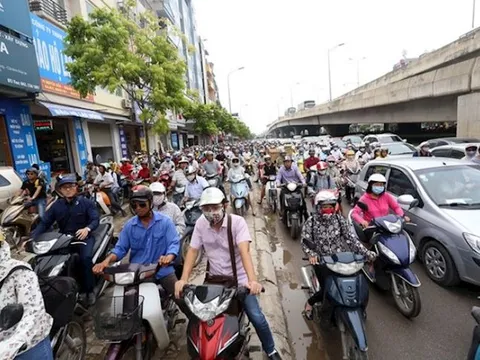 Hà Nội: Xử lý nghiêm các trường hợp ‘trèo' lên vỉa hè để tránh tắc đường 