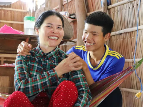 Cha mất, mẹ dần mù lòa, con trai 16 tuổi nghỉ học đi phụ hồ: ‘Mẹ mà có chuyện gì em không sống nổi’