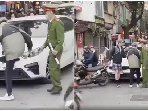 Xảy ra va chạm với ô tô con, cụ ông nhảy xuống 'tấn công' liên tục vào đầu xe