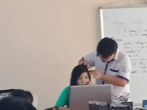 Thiếu 0,1 điểm để đạt tiên tiến, học trò công khai 'nịnh bợ', nhổ tóc sâu cho cô mong được 'vớt vát'