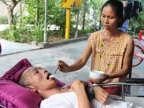 Nghẹn lòng người vợ ung thư gồng mình chăm chồng liệt giường, nuôi 2 con nhỏ