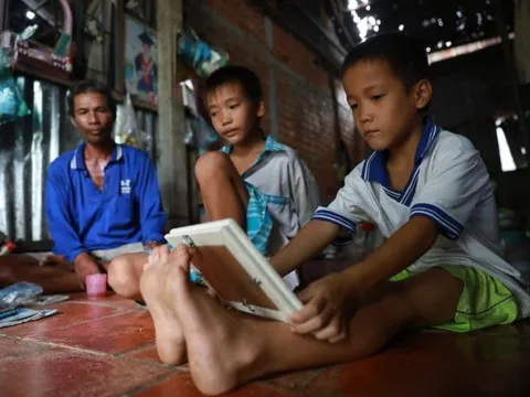 Xót xa cảnh hai đứa trẻ bị mẹ bỏ rơi, ngày ăn cơm với muối, tối ngủ dưới gầm giường