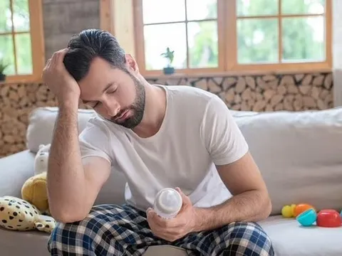 Não đàn ông co lại sau khi có con đầu lòng