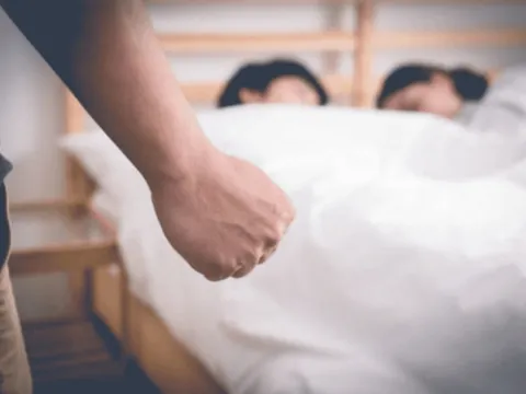 Nghịch cảnh khi chủ thầu xây dựng 'ăn ốc' còn chồng trẻ lọ mọ đi... 'đổ vỏ'