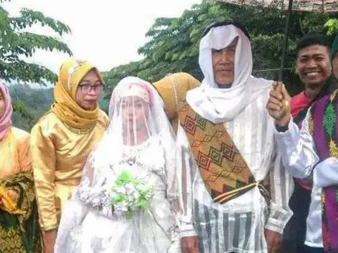Cụ ông 78 tuổi cưới cô gái kém 60 tuổi