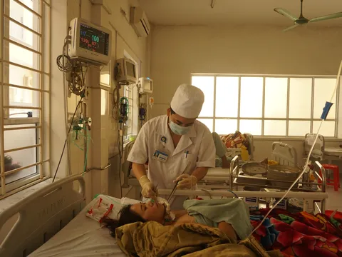 Cấp cứu bệnh nhân bị đứt khí quản do vết cắt ngang cổ
