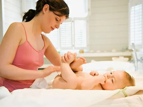 Sai lầm hay gặp khi hạ sốt cho trẻ