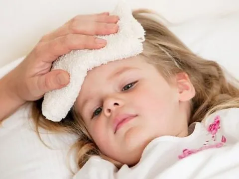 Trẻ sốt cao co giật mẹ cần xử trí thế nào?