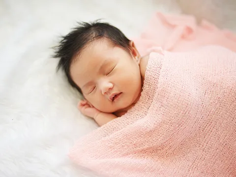 Làm gì khi trẻ đổ mồ hôi trong phòng máy lạnh