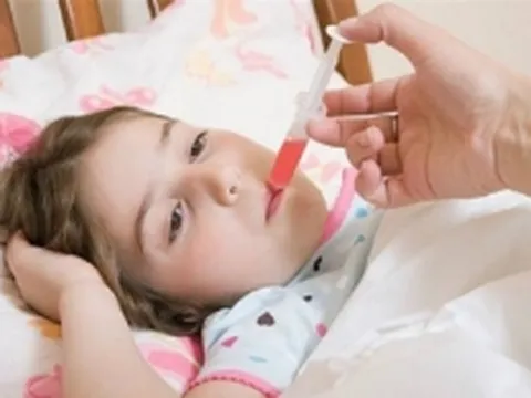 Sốt co giật ở trẻ có làm ảnh hưởng não?